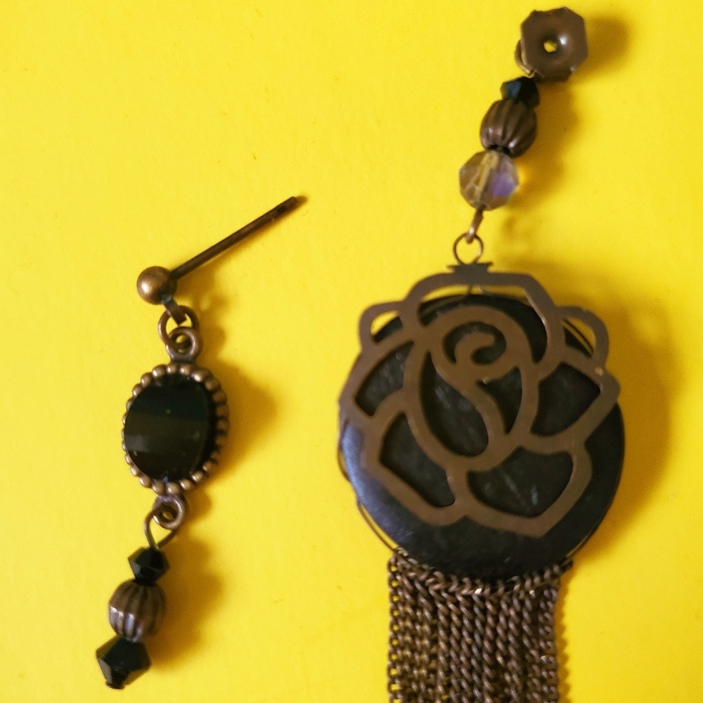 Earing - Picture 2 of 3